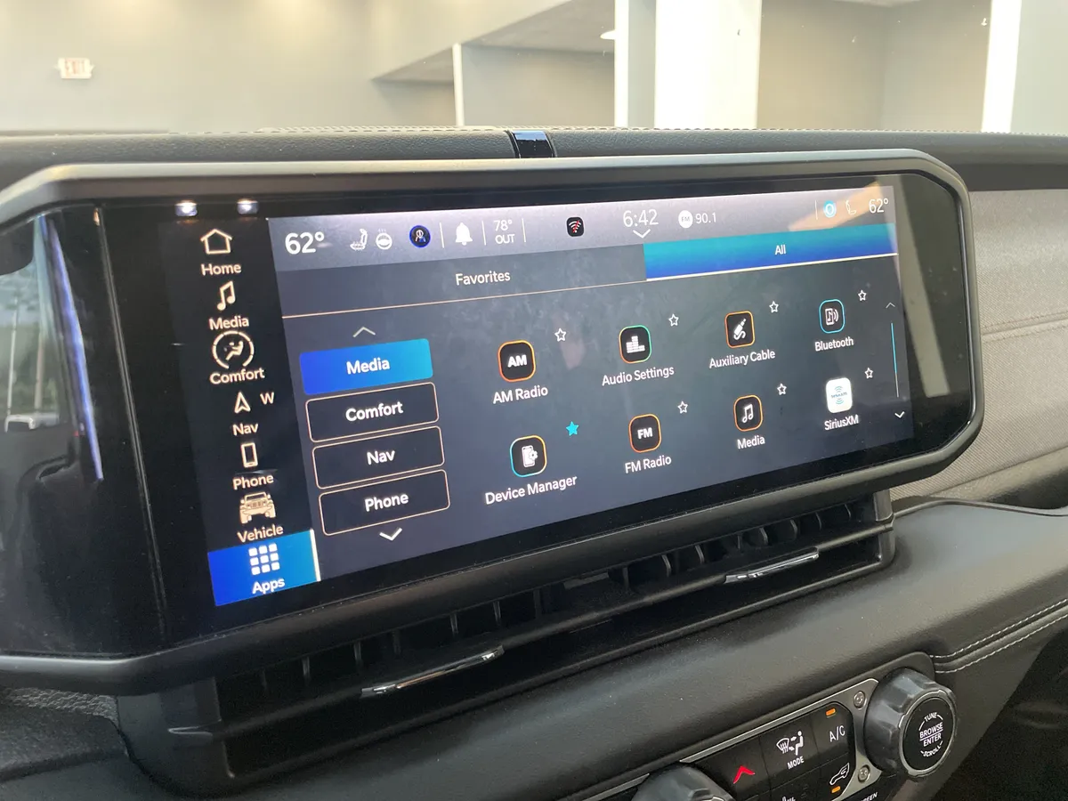2024 Jeep Wrangler Sahara thumbnail 24