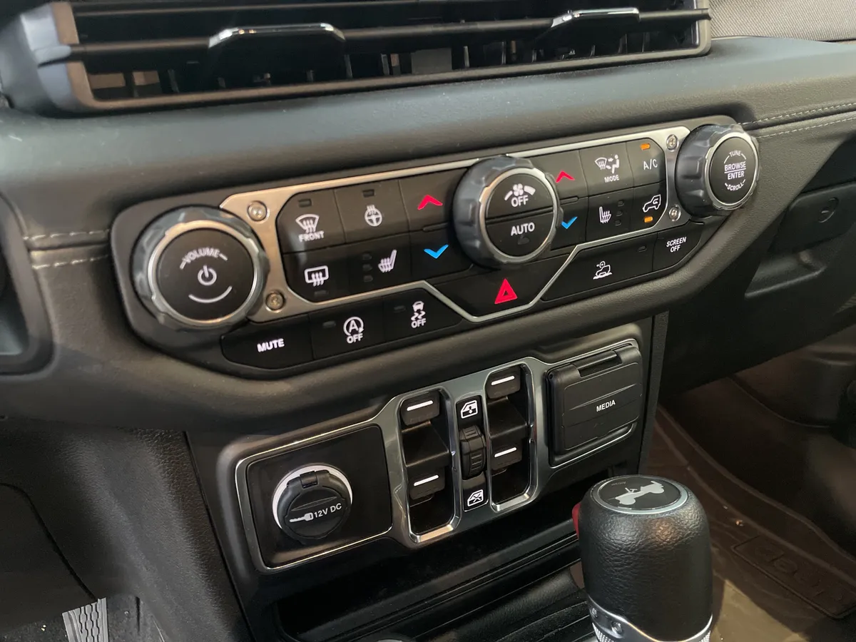 2024 Jeep Wrangler Sahara thumbnail 27