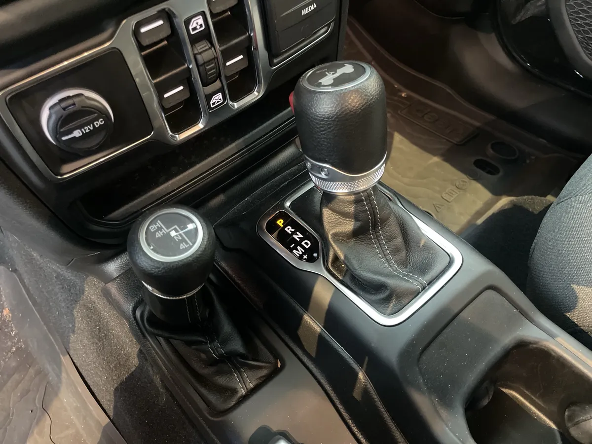 2024 Jeep Wrangler Sahara thumbnail 28