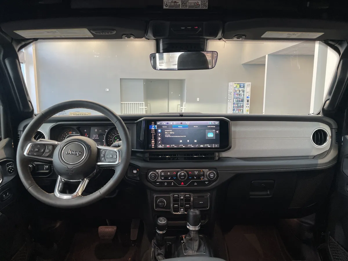 2024 Jeep Wrangler Sahara thumbnail 30