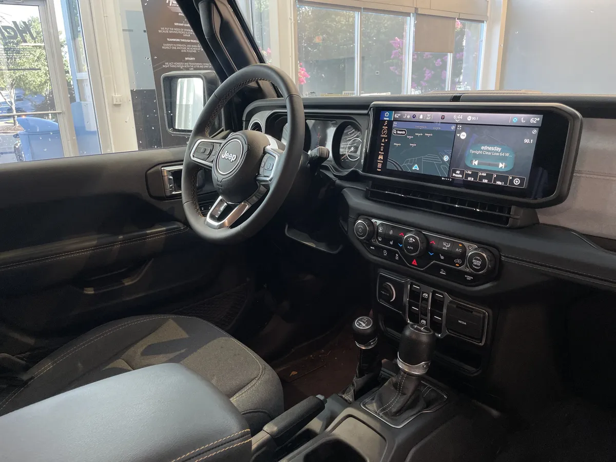 2024 Jeep Wrangler Sahara thumbnail 31
