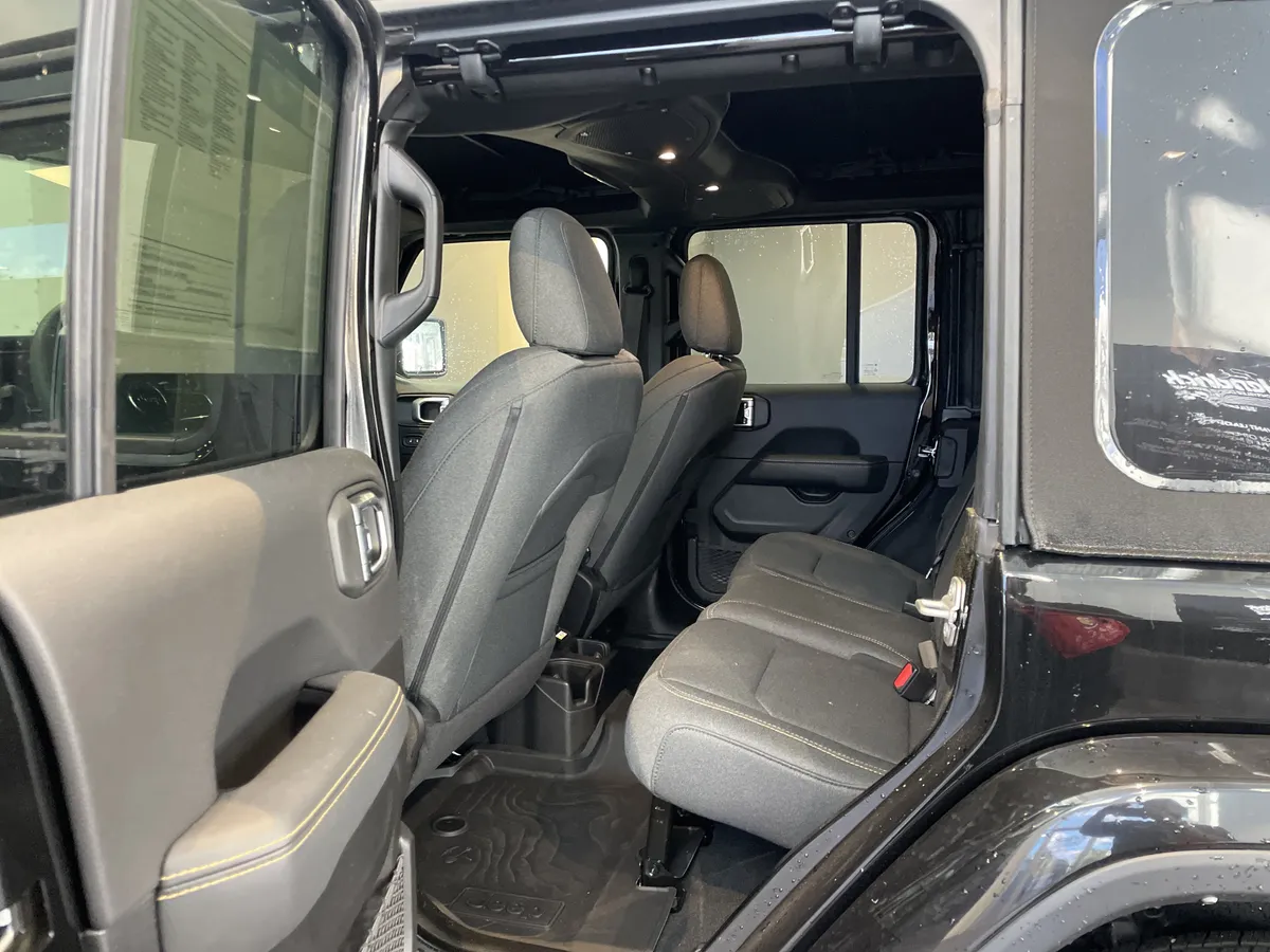 2024 Jeep Wrangler Sahara thumbnail 32