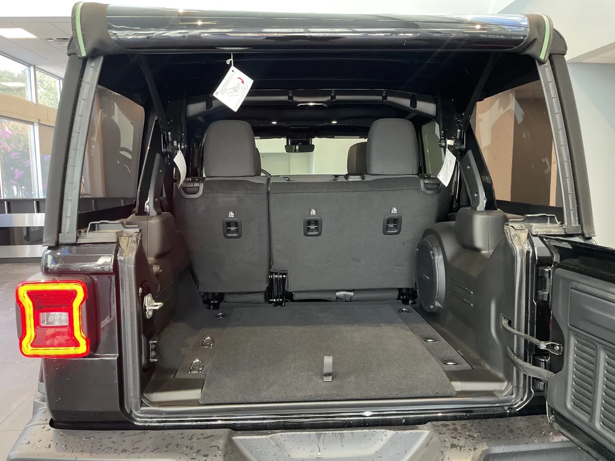 2024 Jeep Wrangler Sahara thumbnail 33