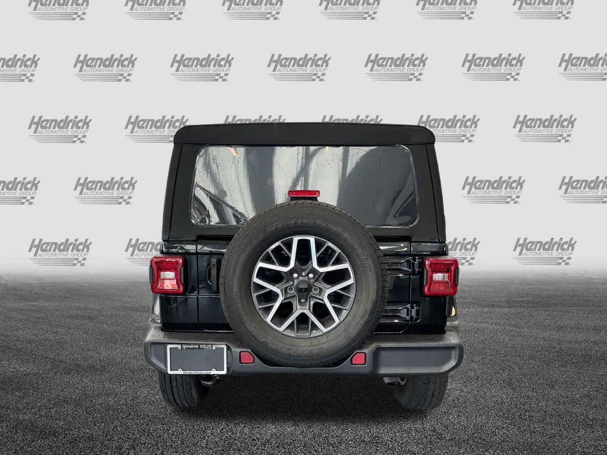 2024 Jeep Wrangler Sahara thumbnail 8