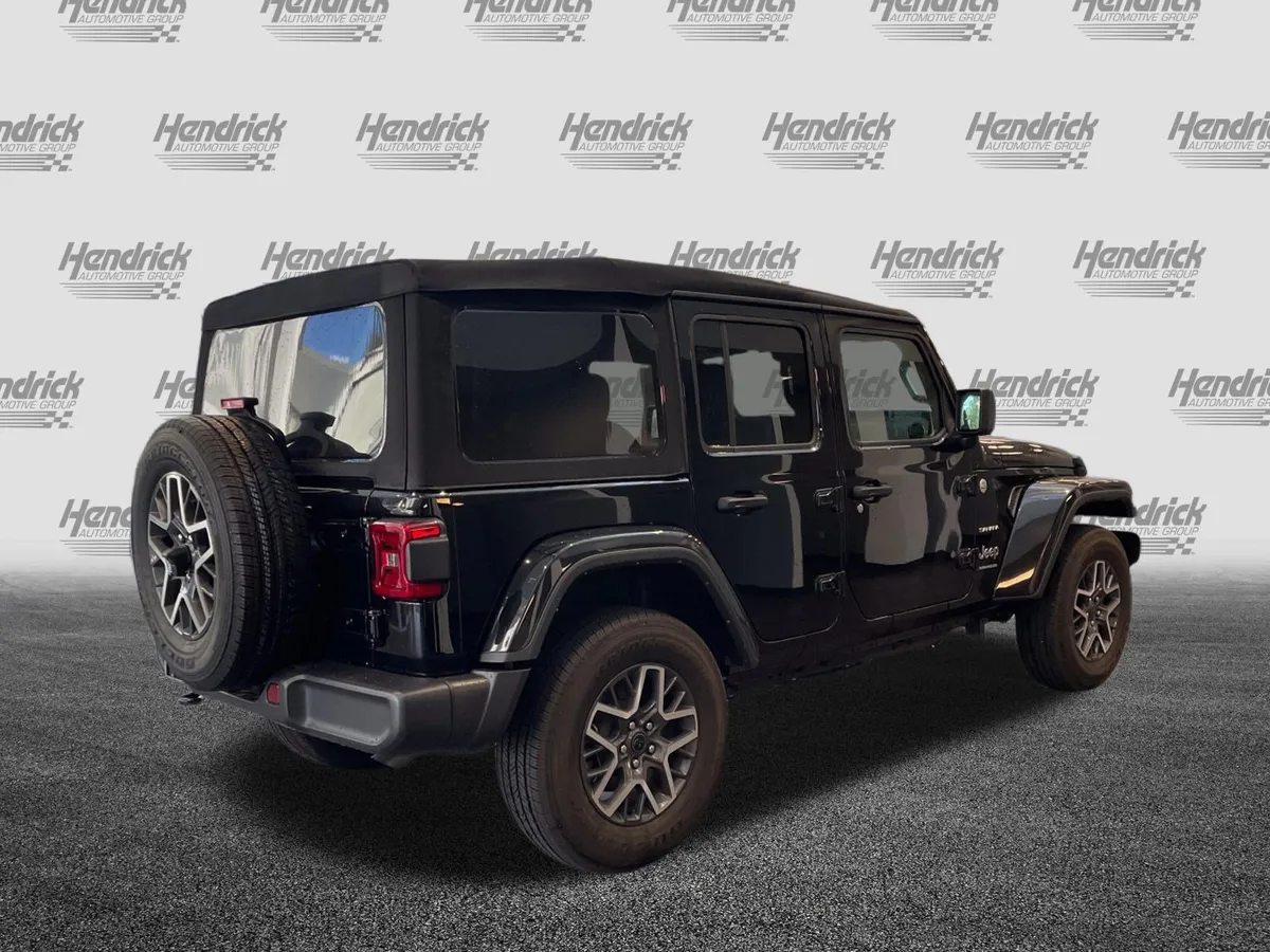 2024 Jeep Wrangler Sahara thumbnail 9