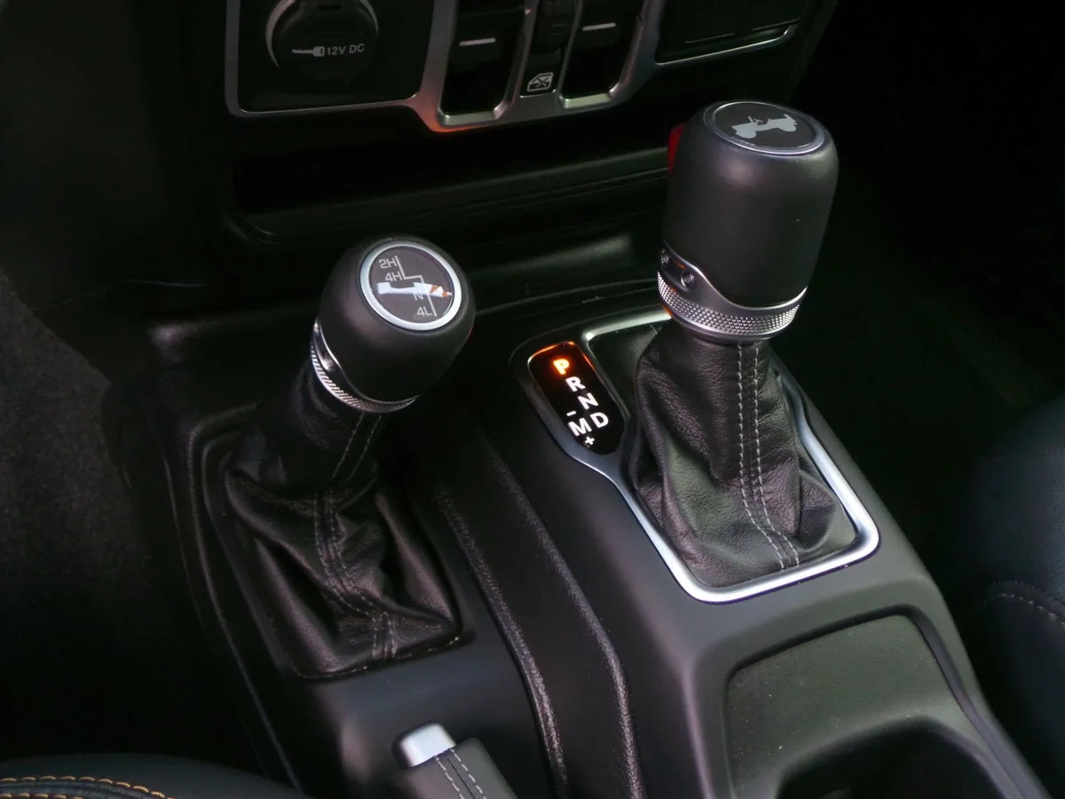 2024 Jeep Wrangler Sahara thumbnail 11