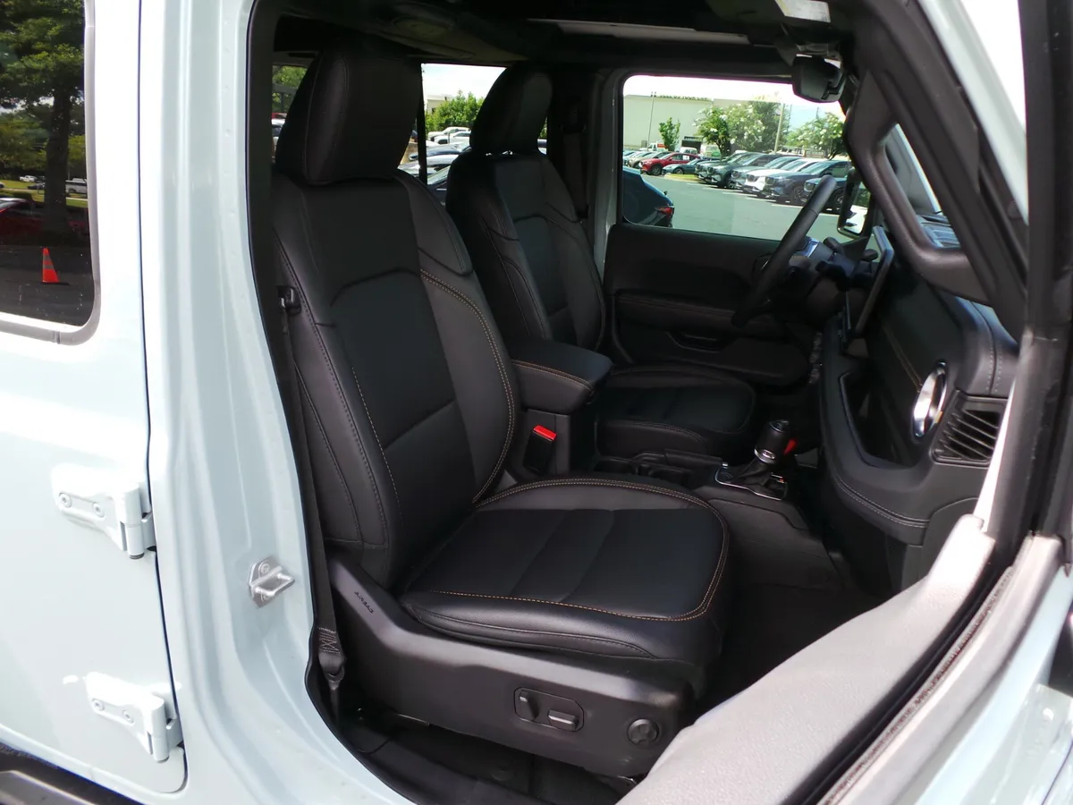 2024 Jeep Wrangler Sahara thumbnail 14