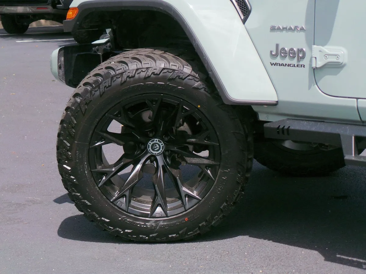 2024 Jeep Wrangler Sahara thumbnail 15