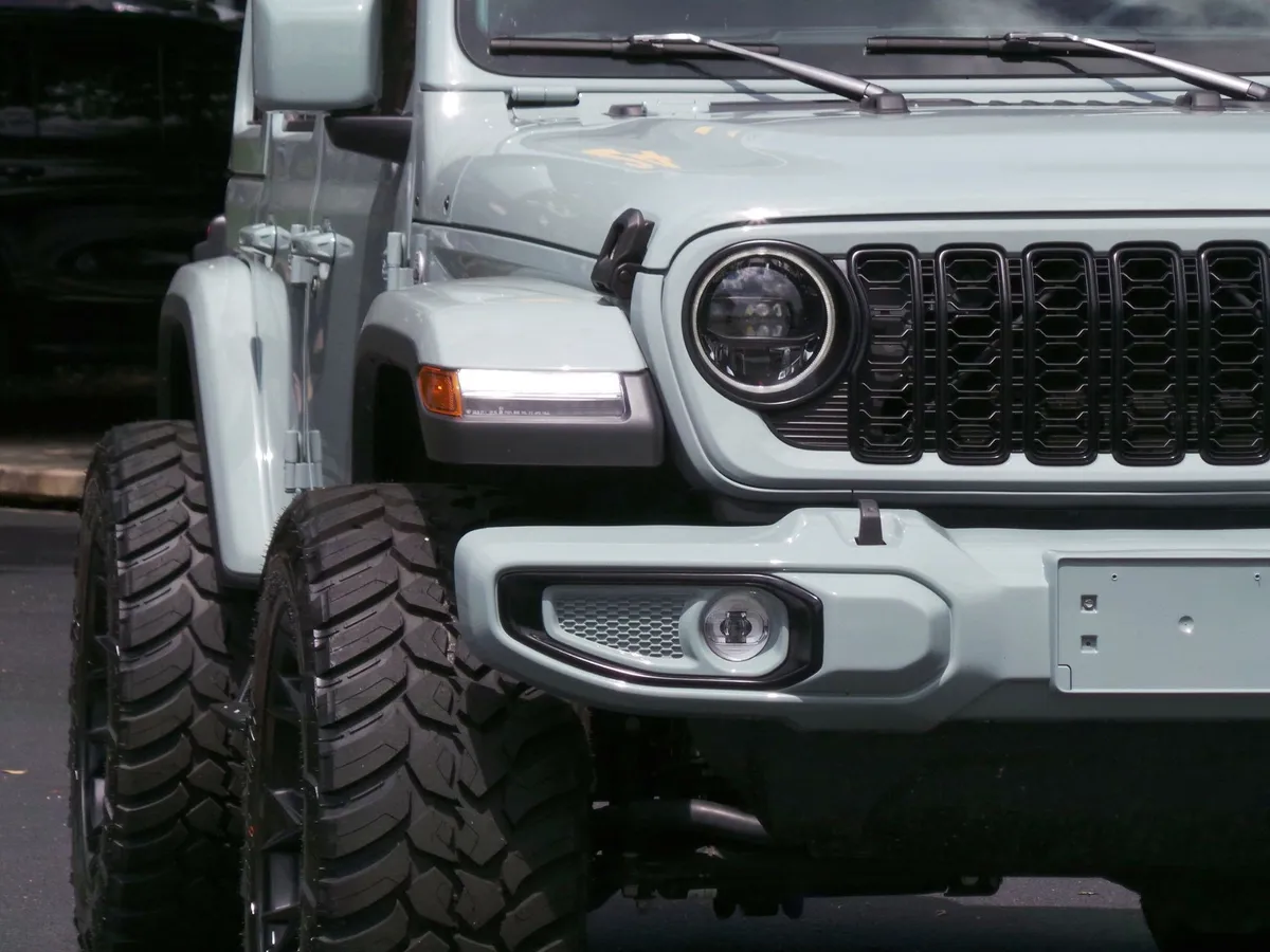 2024 Jeep Wrangler Sahara thumbnail 18