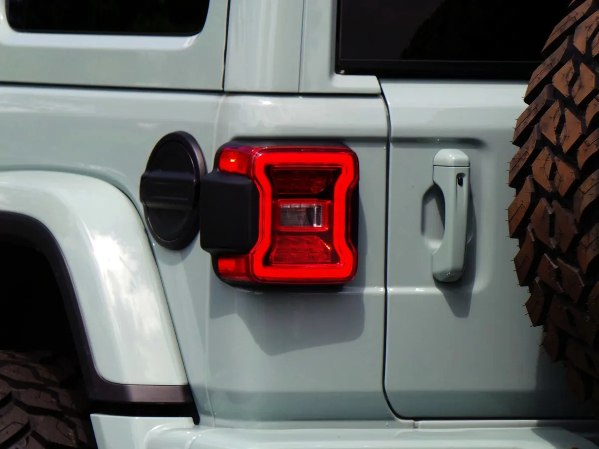 2024 Jeep Wrangler Sahara thumbnail 19