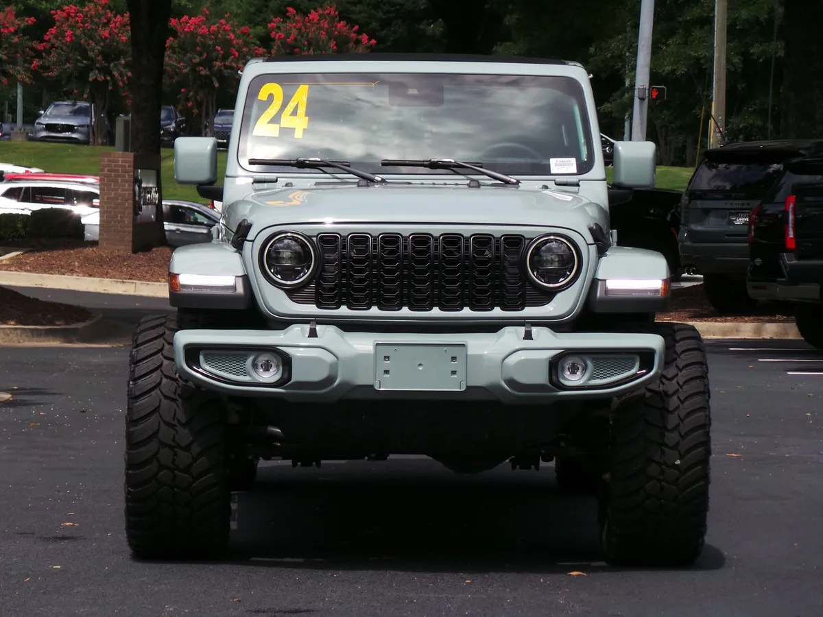 2024 Jeep Wrangler Sahara thumbnail 21