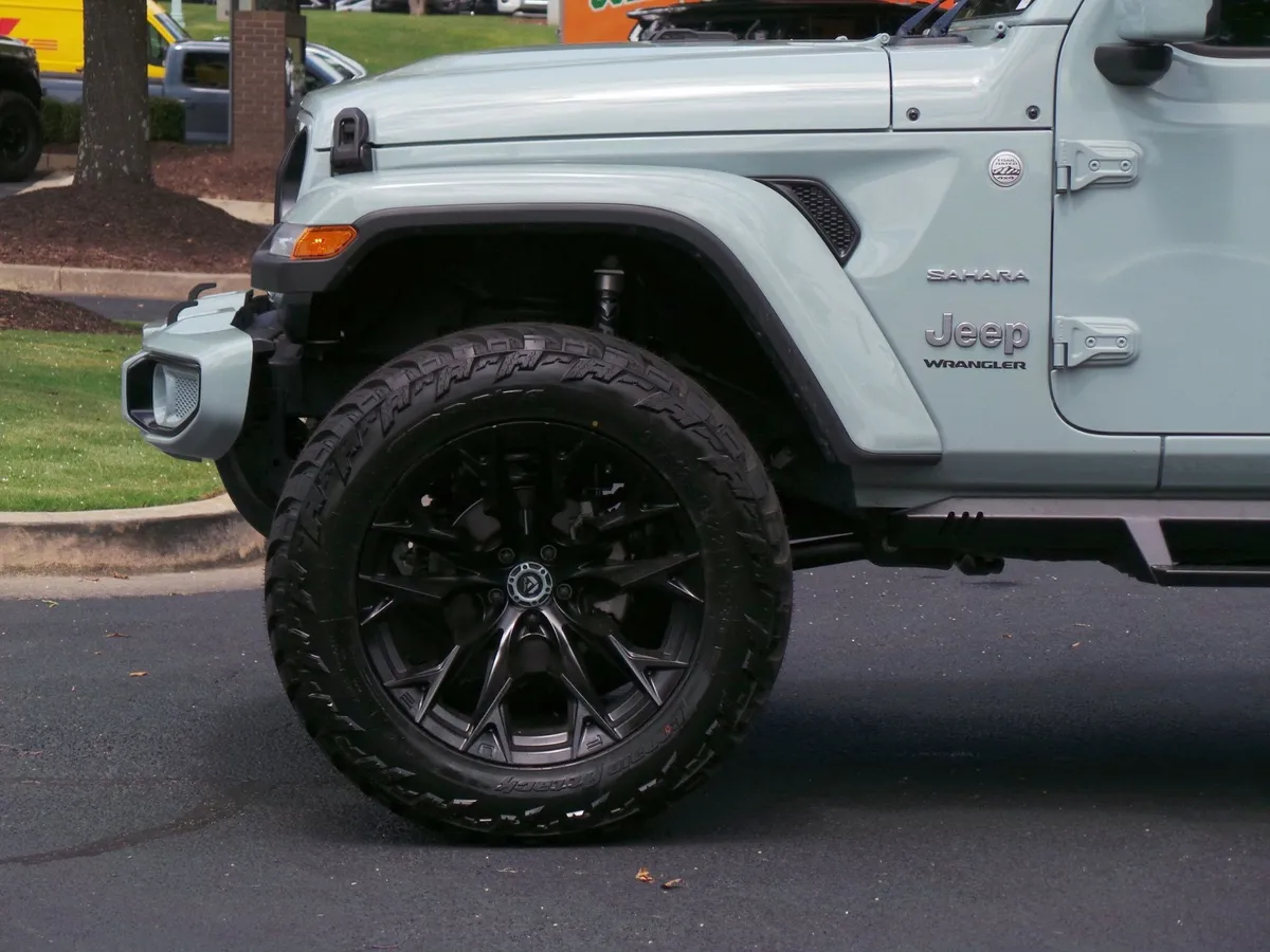2024 Jeep Wrangler Sahara thumbnail 23