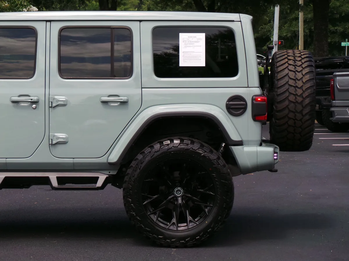 2024 Jeep Wrangler Sahara thumbnail 24