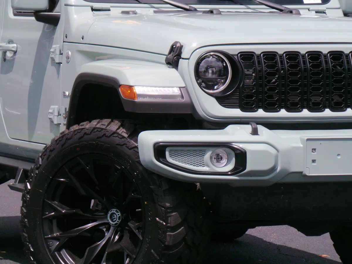 2024 Jeep Wrangler Sahara thumbnail 25