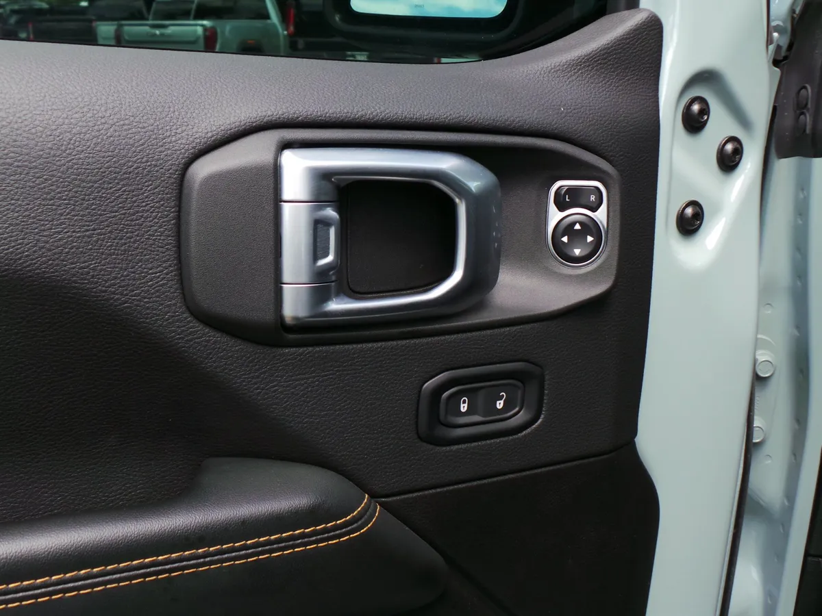 2024 Jeep Wrangler Sahara thumbnail 27