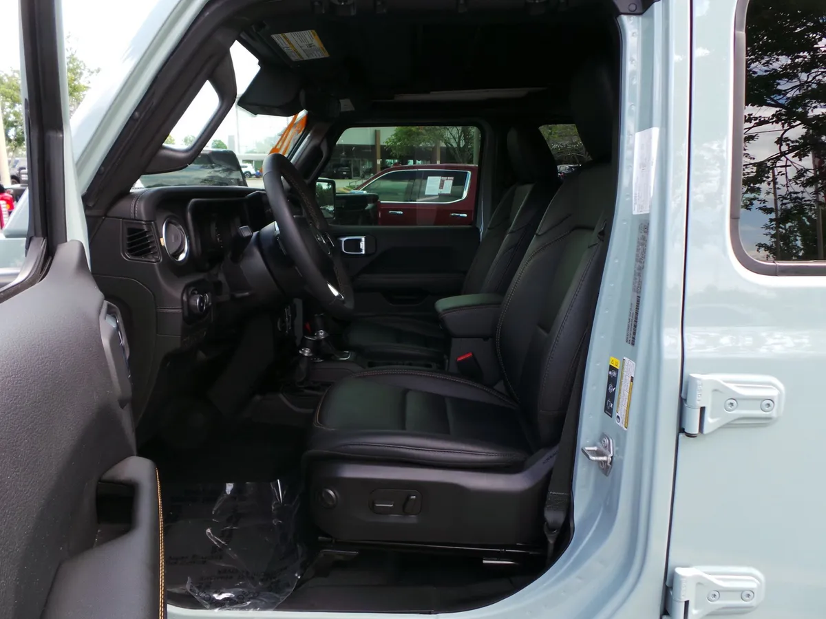 2024 Jeep Wrangler Sahara thumbnail 28