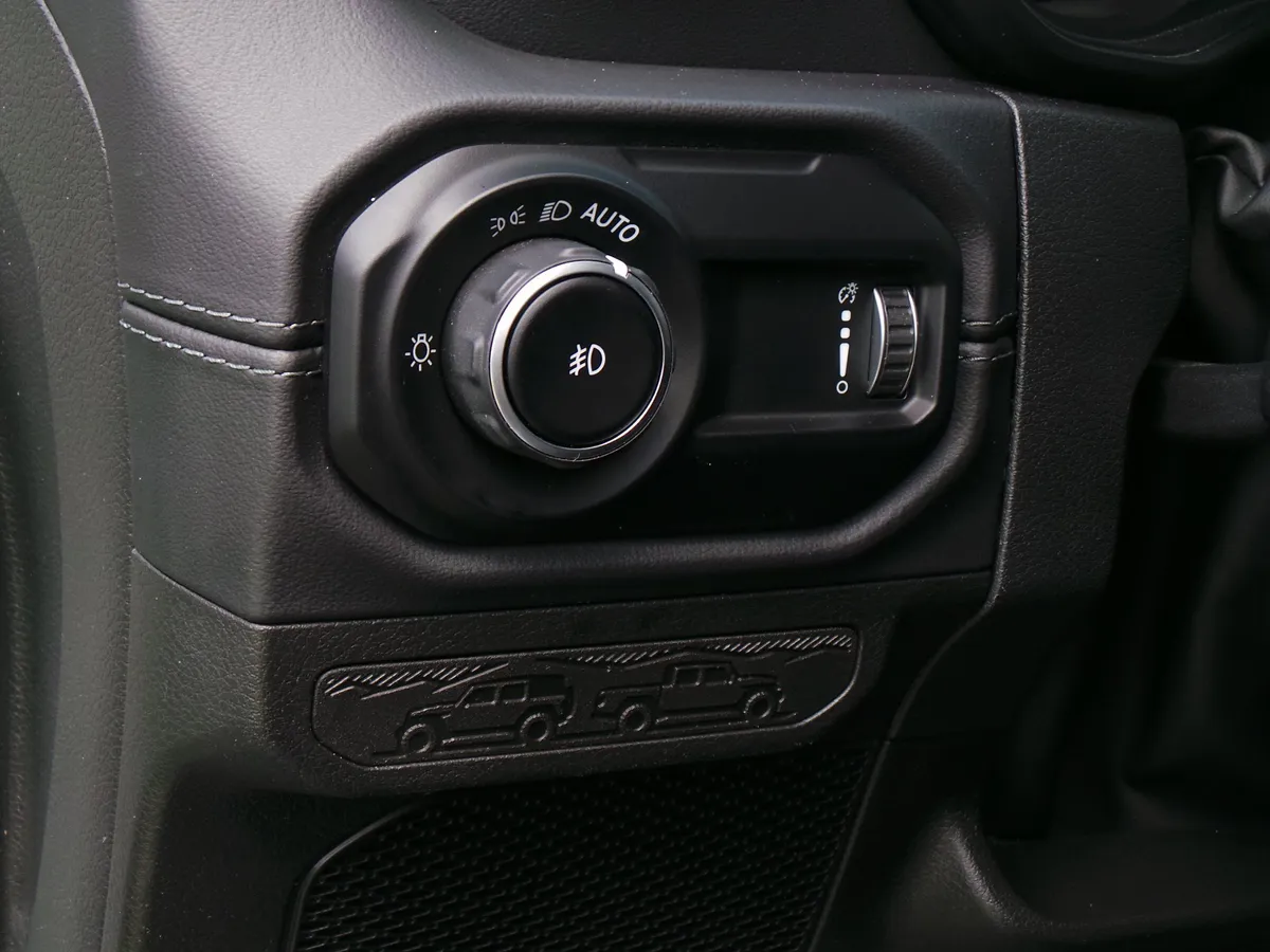 2024 Jeep Wrangler Sahara thumbnail 29