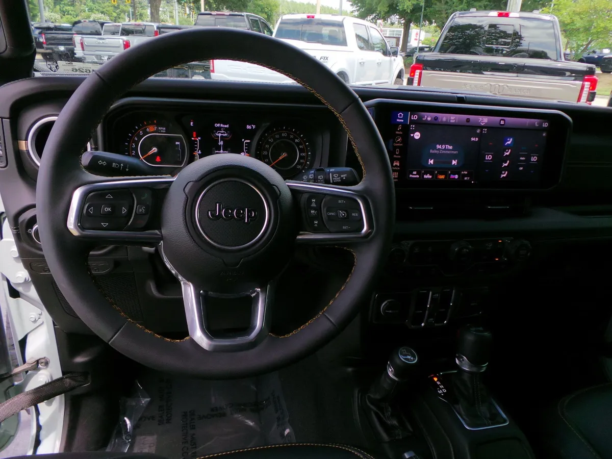 2024 Jeep Wrangler Sahara thumbnail 30