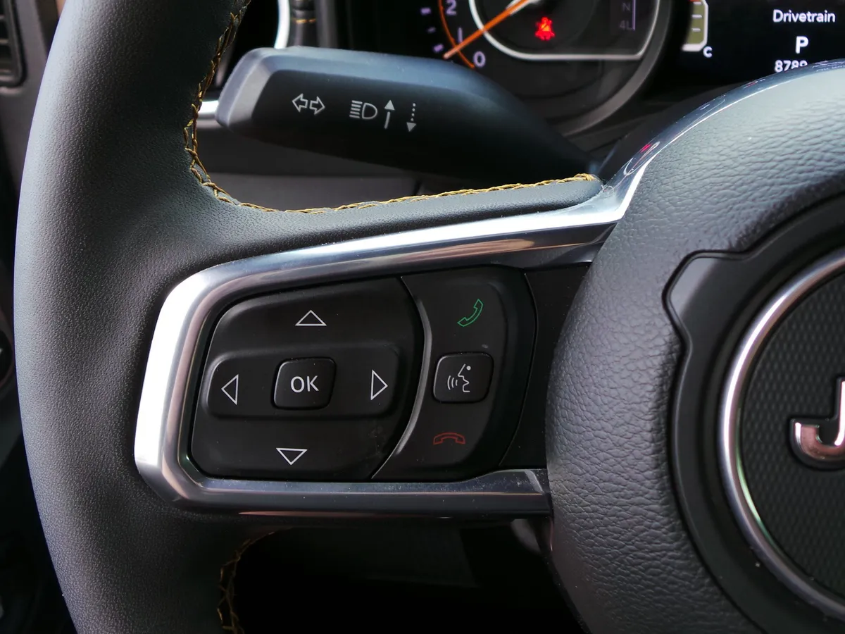 2024 Jeep Wrangler Sahara thumbnail 32