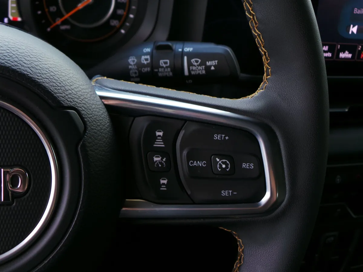 2024 Jeep Wrangler Sahara thumbnail 33