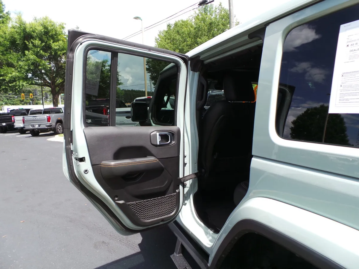 2024 Jeep Wrangler Sahara thumbnail 35