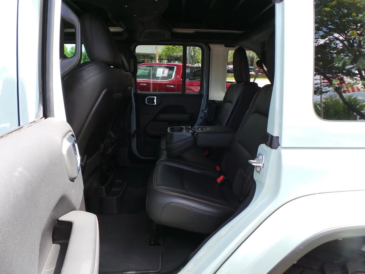 2024 Jeep Wrangler Sahara thumbnail 36