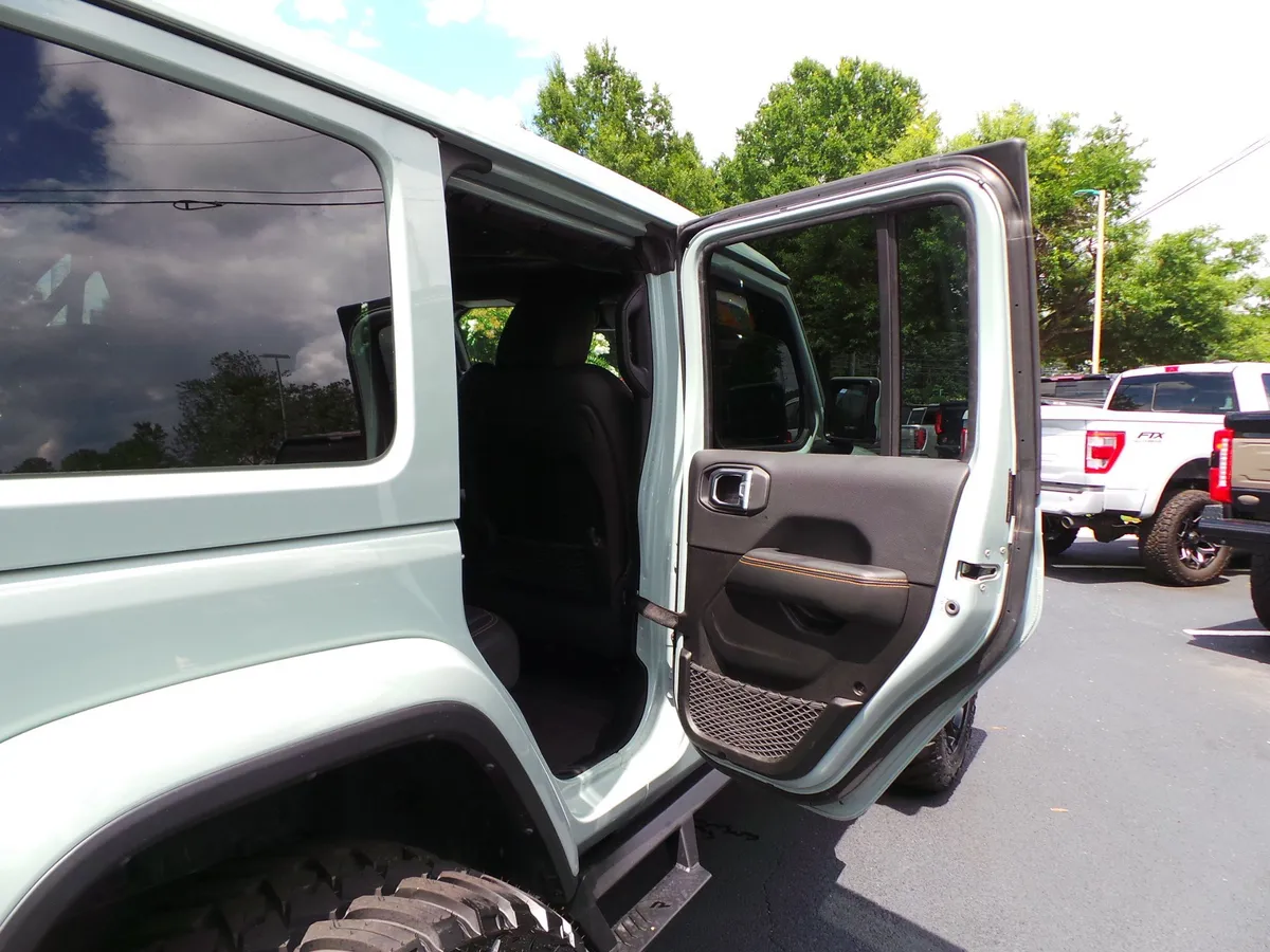 2024 Jeep Wrangler Sahara thumbnail 37