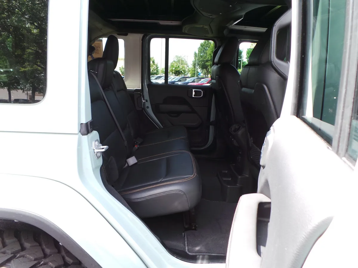 2024 Jeep Wrangler Sahara thumbnail 38