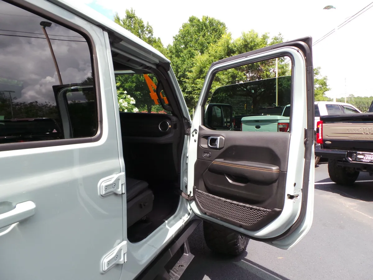 2024 Jeep Wrangler Sahara thumbnail 39