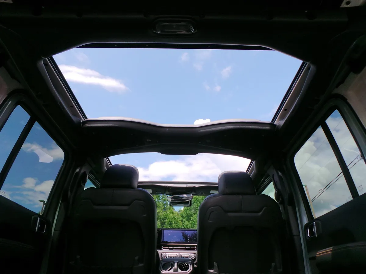 2024 Jeep Wrangler Sahara thumbnail 6