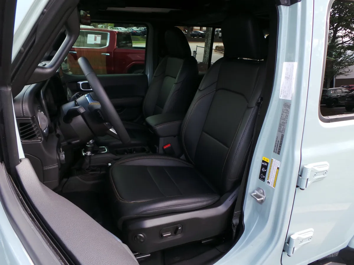 2024 Jeep Wrangler Sahara thumbnail 8