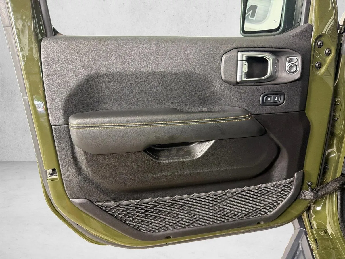 2024 Jeep Wrangler Sahara thumbnail 10