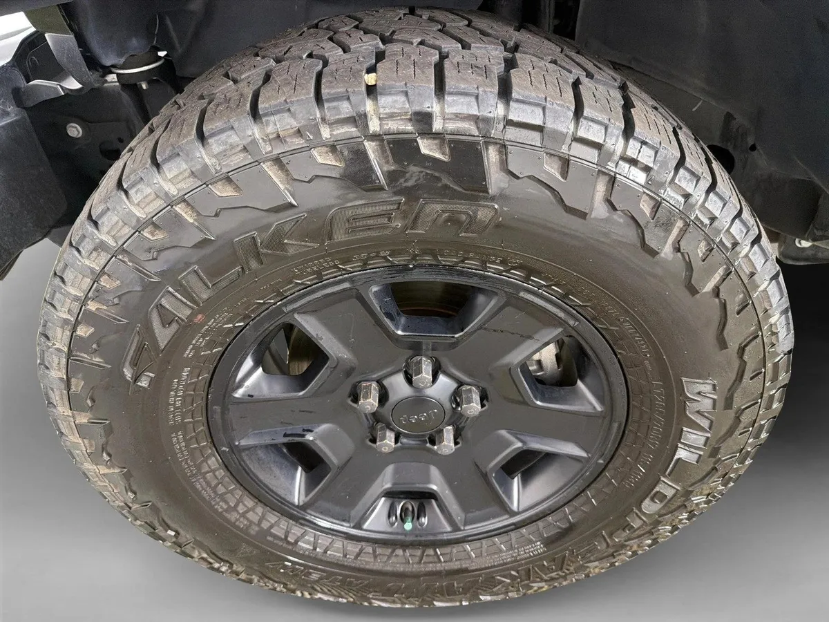 2024 Jeep Wrangler Sahara thumbnail 11