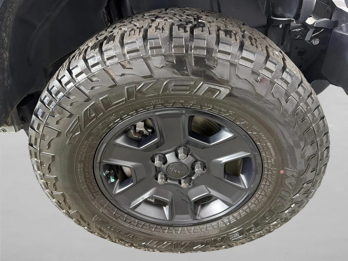 2024 Jeep Wrangler Sahara thumbnail 12