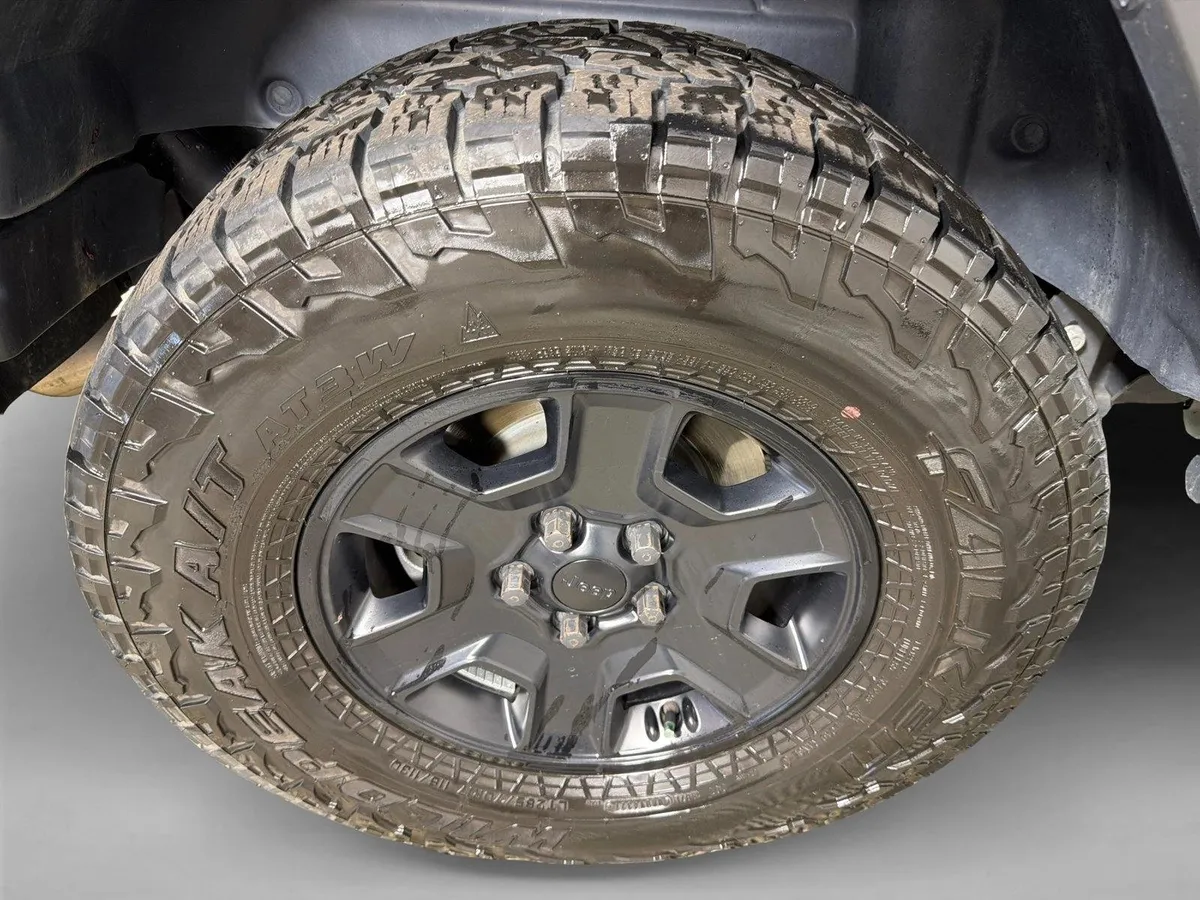 2024 Jeep Wrangler Sahara thumbnail 17