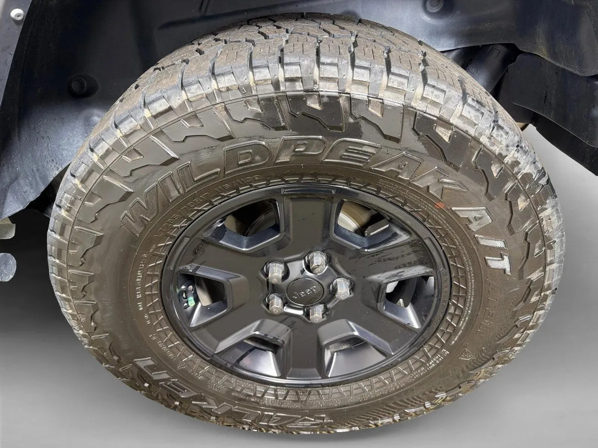 2024 Jeep Wrangler Sahara thumbnail 20
