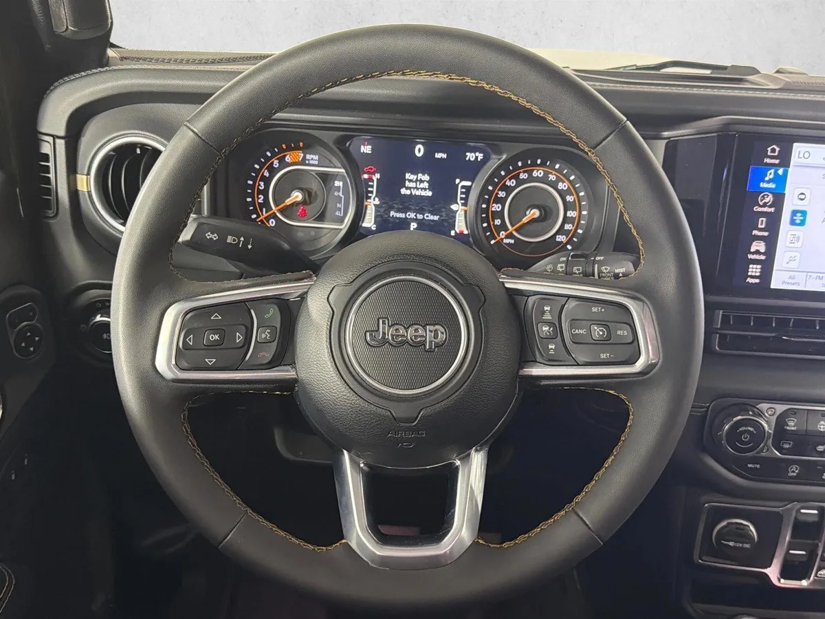 2024 Jeep Wrangler Sahara thumbnail 24