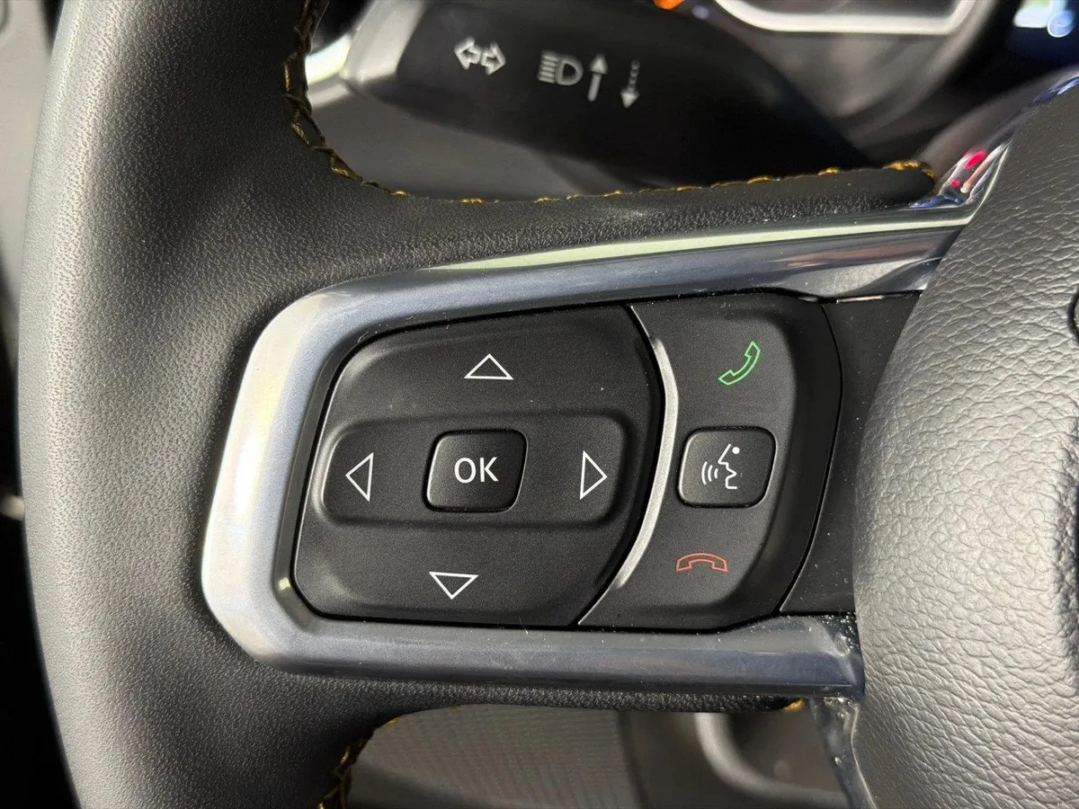 2024 Jeep Wrangler Sahara thumbnail 25