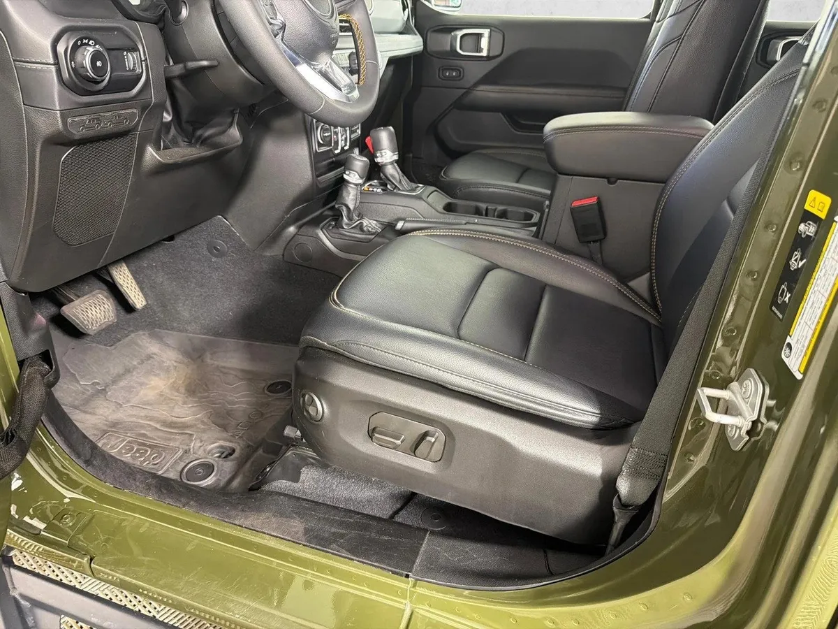 2024 Jeep Wrangler Sahara thumbnail 9