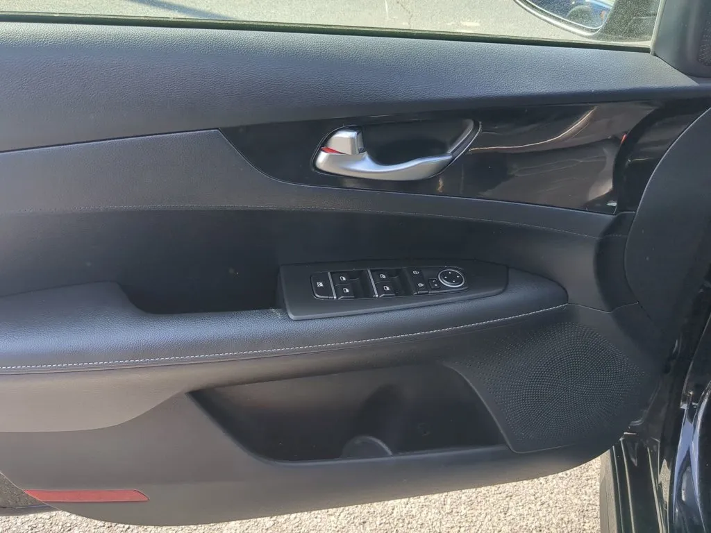 2024 Kia Forte GT-Line thumbnail 11