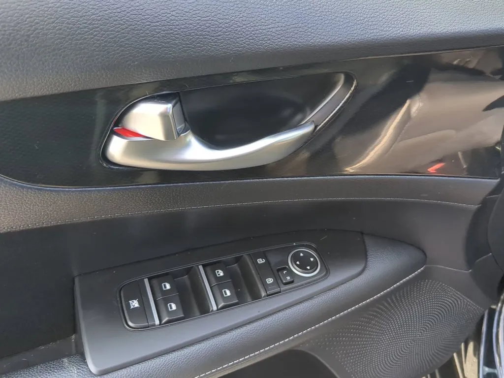 2024 Kia Forte GT-Line thumbnail 12