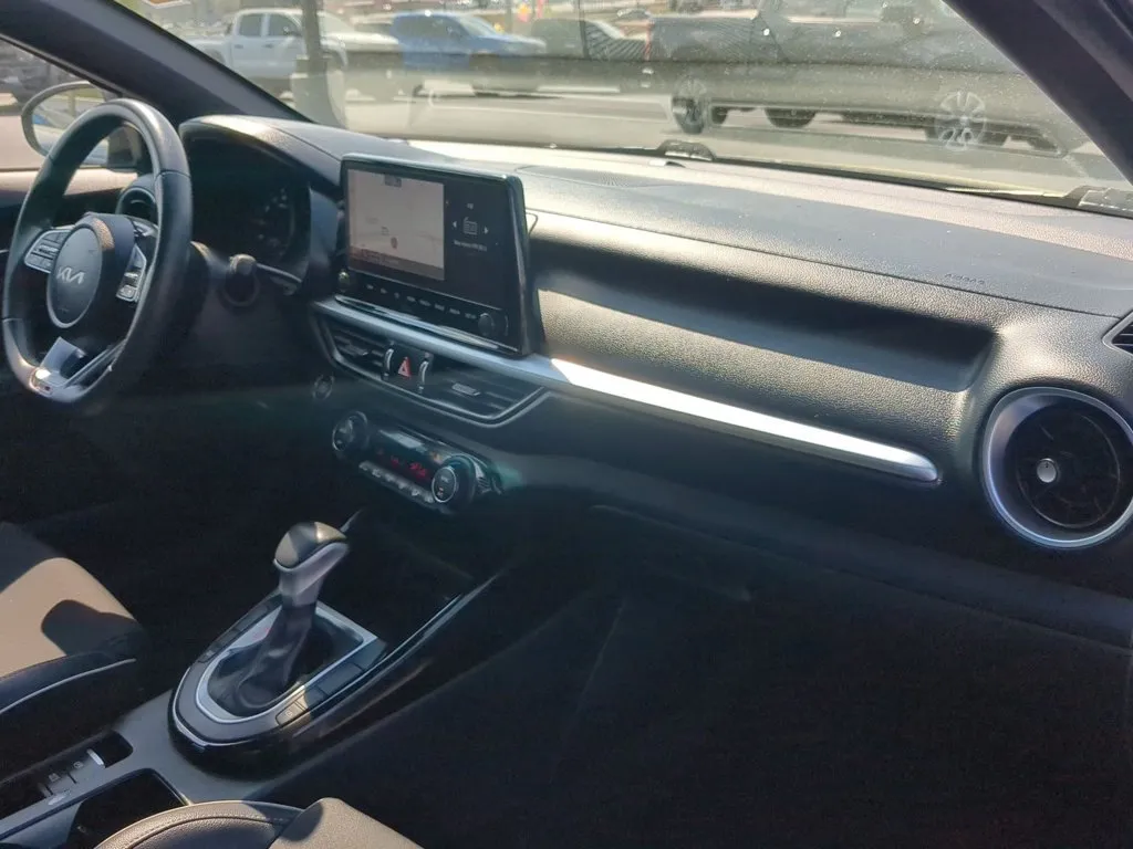 2024 Kia Forte GT-Line thumbnail 28