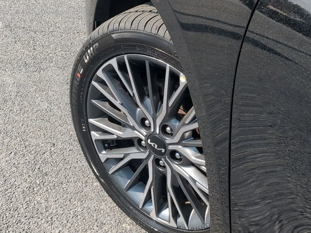 2024 Kia Forte GT-Line thumbnail 9