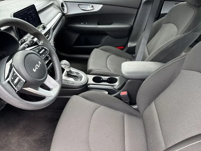 2024 Kia Forte LXS thumbnail 10
