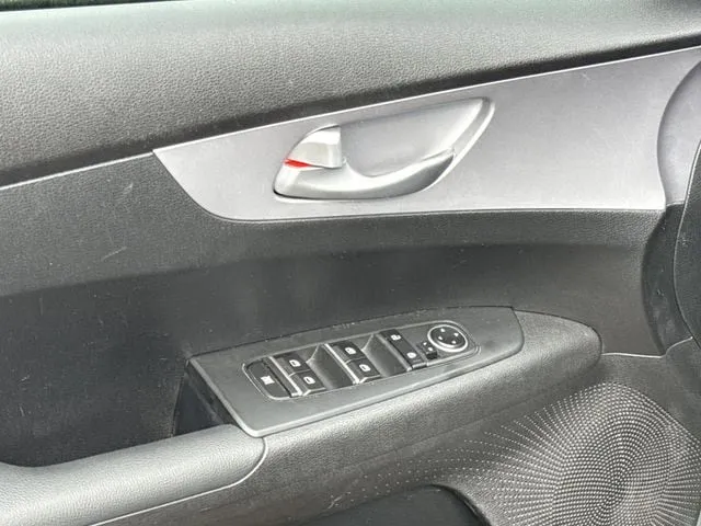 2024 Kia Forte LXS thumbnail 14