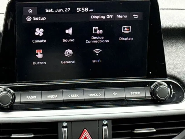 2024 Kia Forte LXS thumbnail 18