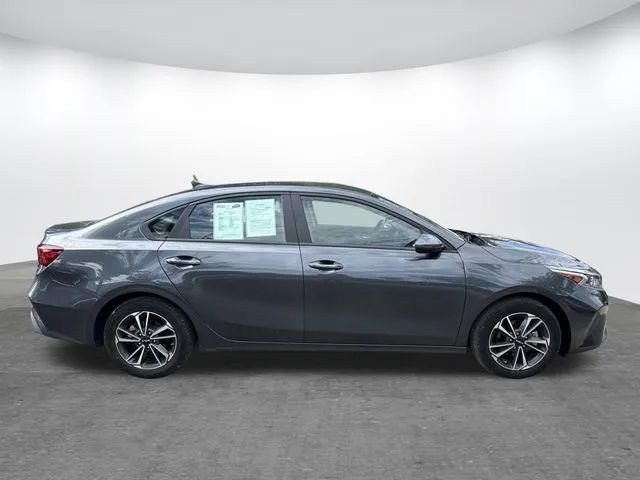 2024 Kia Forte LXS thumbnail 4
