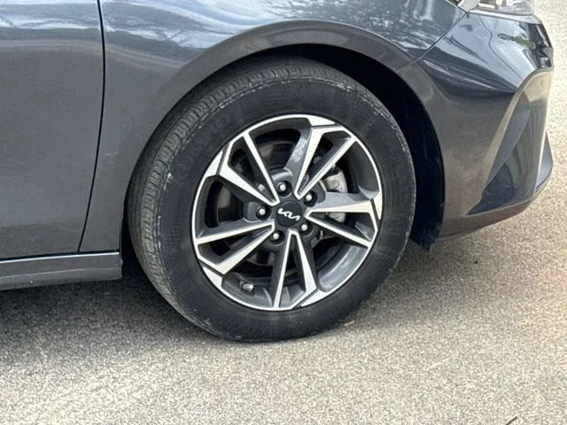 2024 Kia Forte LXS thumbnail 5