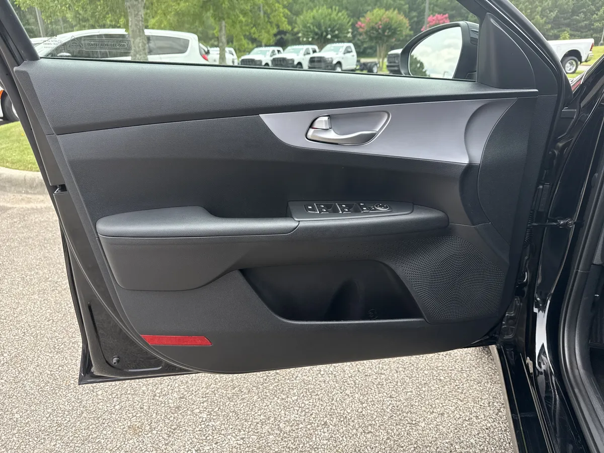 2024 Kia Forte LXS thumbnail 10