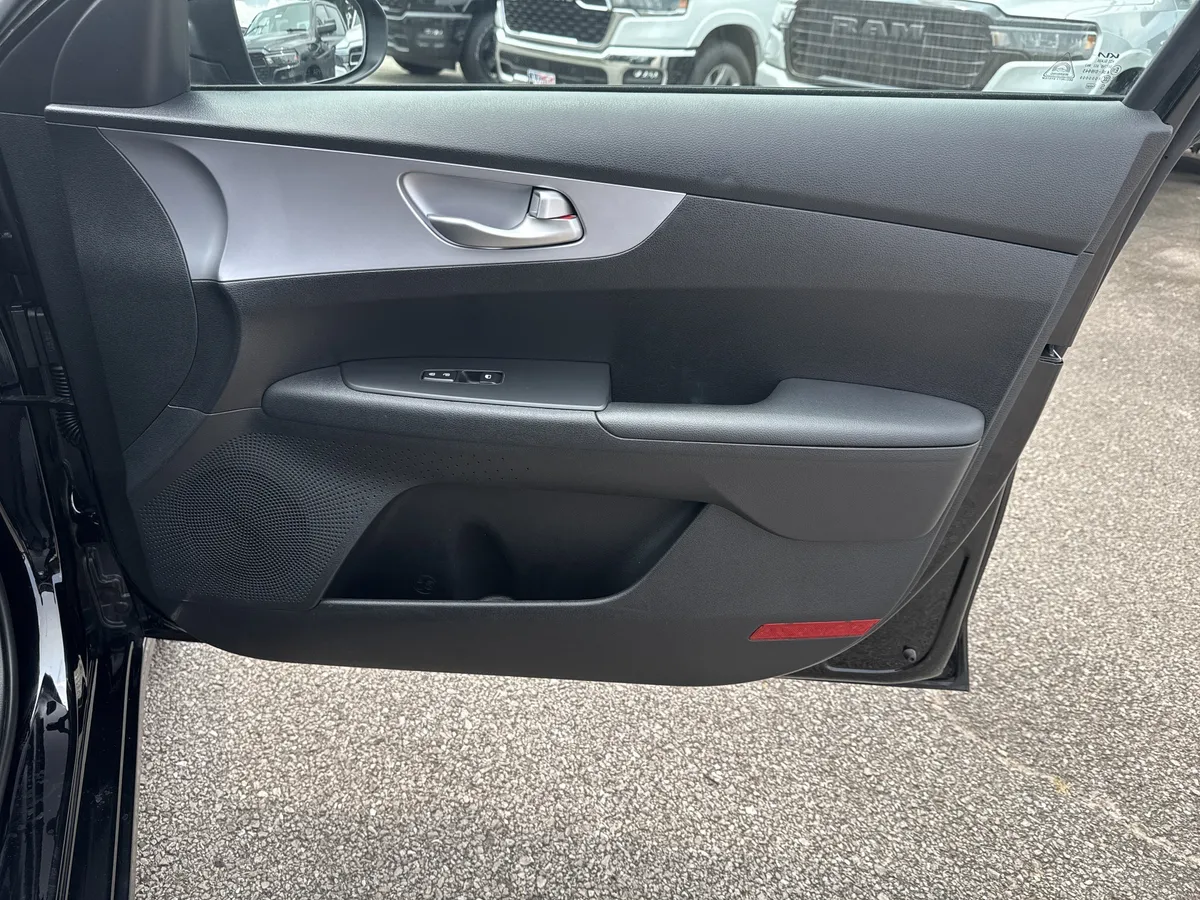 2024 Kia Forte LXS thumbnail 14
